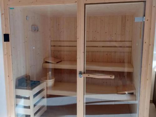 トーディにあるAlluring apartment in Todi with Swimming Poolの木製の棚が備わる木造のキャビン