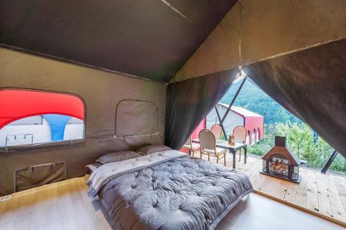 een slaapkamer met een bed in een tent bij Club Lespia Namyangju 2nd Branch in Namyangju