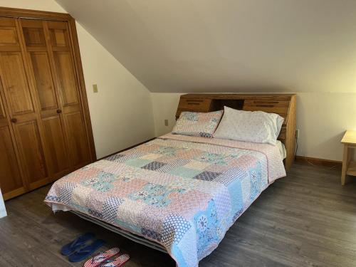 Ένα ή περισσότερα κρεβάτια σε δωμάτιο στο A charm Cape house centrally located close to everything that Cape code offers