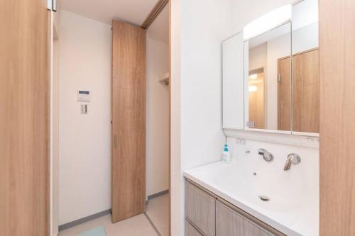 un bagno con lavandino e specchio di 合綠の宿 203 ad Osaka