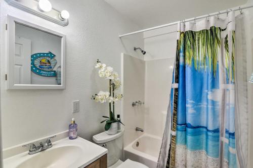 Koupelna v ubytování Galveston Retreat with Backyard and Patio!