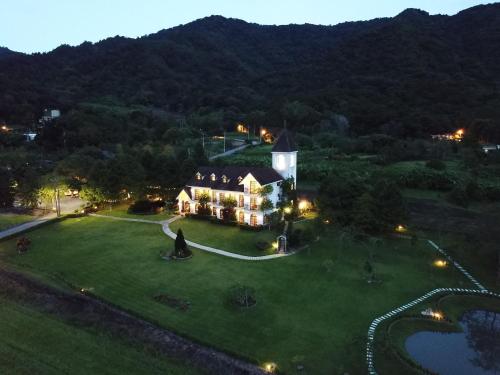 月眉村的住宿－薩爾茲堡莊園，草坪上大房子的空中景色