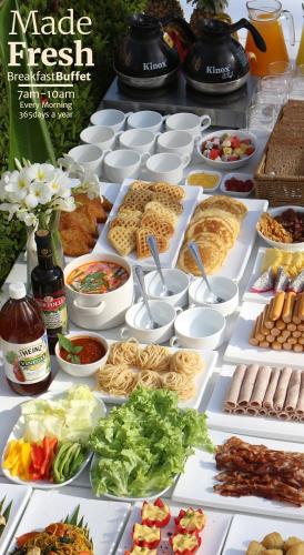 ein Tisch voller verschiedener Speisen in der Unterkunft LANTA PURA beach resort-SHA extra plus in Ko Lanta