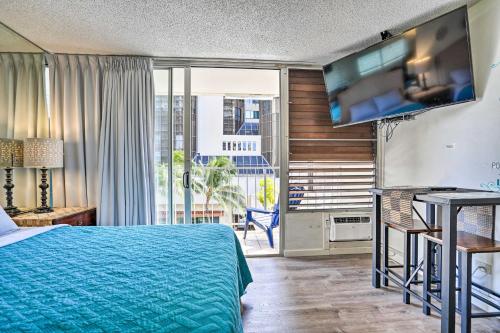 sypialnia z łóżkiem i telewizorem z płaskim ekranem w obiekcie Centrally Located Vacation Rental in Waikiki! w mieście Honolulu