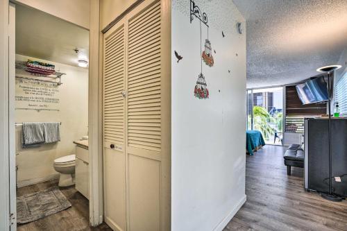 łazienka z toaletą i drewnianymi drzwiami w obiekcie Centrally Located Vacation Rental in Waikiki! w mieście Honolulu