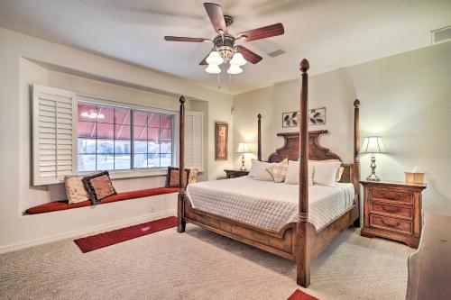 um quarto com uma cama e uma ventoinha de tecto em Lake Havasu City Vacation Rental with Pool! em Lake Havasu City