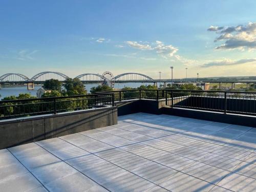 En balkong eller terrasse på Stunning Luxury 1 bd 1 bath Apt Downtown QC