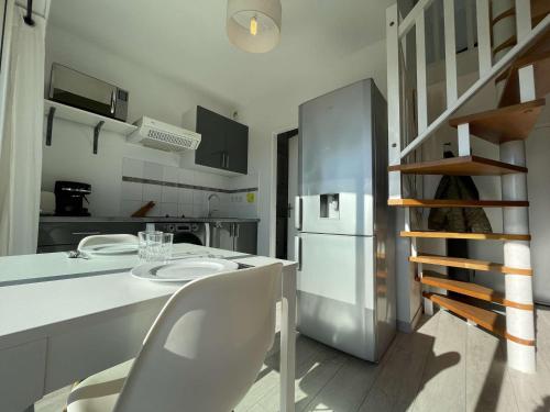Fotografia z galérie ubytovania Charmant Duplex avec Balcon, Proche Plage et Commerces - La Rochelle - FR-1-246-642 v destinácii La Rochelle