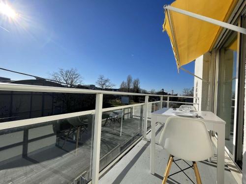 Fotografia z galérie ubytovania Charmant Duplex avec Balcon, Proche Plage et Commerces - La Rochelle - FR-1-246-642 v destinácii La Rochelle