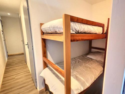 - deux lits superposés dans une petite chambre dans l'établissement Bel appartement rénové 2 pièces + cabine, 6 pers, balcon, piscine, skis aux pieds - FR-1-267-247, à Villarembert
