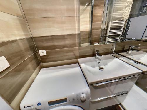 une salle de bain avec un lavabo, des toilettes et un miroir dans l'établissement Bel appartement rénové 2 pièces + cabine, 6 pers, balcon, piscine, skis aux pieds - FR-1-267-247, à Villarembert