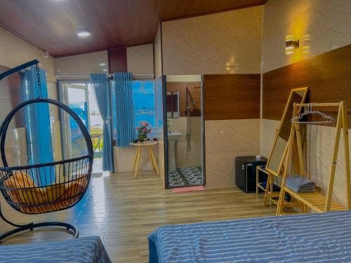 a room with a bed and a bathroom with a shower at Lê Huỳnh Guest House Family in Ke Ga