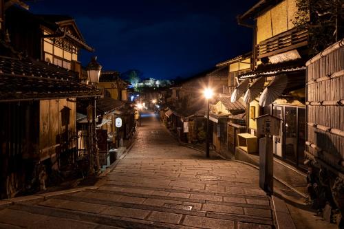 an empty street at night in an old town at 龍馬坂荘：1日1組限定・東山清水のてっぺんの小さなお宿、わんこと一緒に。 in Kyoto
