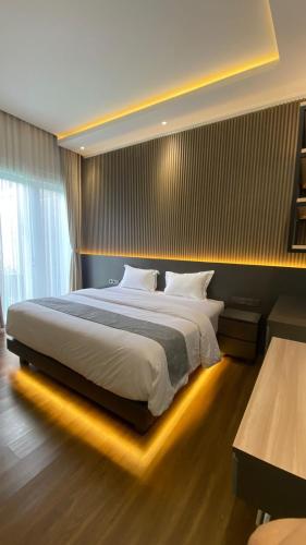 Un pat sau paturi într-o cameră la Villa Ravani Bandung