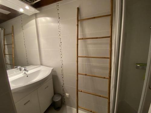 une salle de bain avec un lavabo et un miroir dans l'établissement Villa rénovée avec grande terrasse, 5 pers, Capbreton - FR-1-413-164, à Capbreton