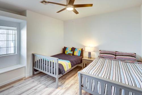 1 dormitorio con 2 camas y ventilador de techo en Lake Havasu City Vacation Rental with Pool!, en Lake Havasu City