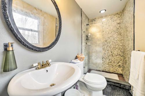 een badkamer met een wastafel, een spiegel en een toilet bij Charming Vacation Rental 15 Mi to Pittsburgh in Monroeville