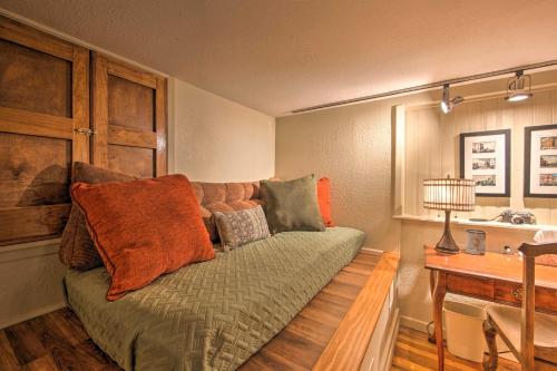 Ein Sitzbereich in der Unterkunft Updated Apartment in Historic Dtwn Marshall!