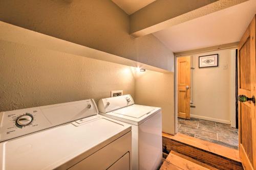 Ein Bett oder Betten in einem Zimmer der Unterkunft Updated Apartment in Historic Dtwn Marshall!