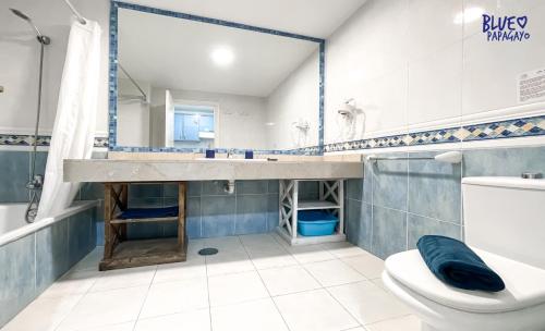 Kúpeľňa v ubytovaní double room apartment Oasi Blue Papagayo by Rentalfue