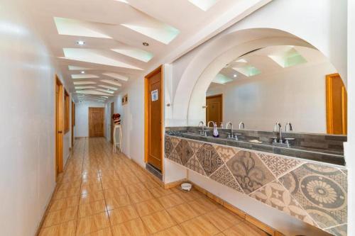 baño con 2 lavabos y espejo grande en Hostal Casa Pajaritos, en Taxco de Alarcón