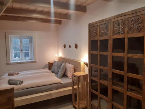 Un dormitorio con una cama grande y una ventana en Horská roubenka František Kvíz, en Dolni Dvur