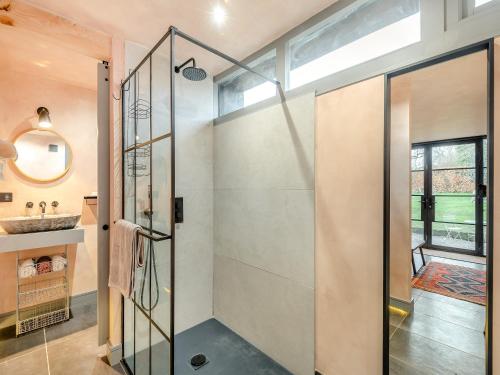 uma casa de banho com um chuveiro e uma porta de vidro em Olive em Kelsall