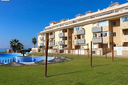 un gran edificio de apartamentos con piscina frente a él en Apartment Jardines Del Mar, en La Manga del Mar Menor