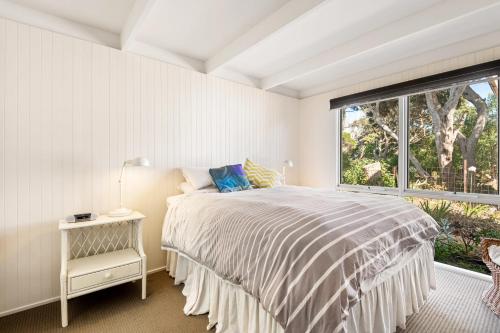 Postel nebo postele na pokoji v ubytování Point Lonsdale Beach House - Relax Beach Surf Golf