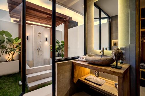 y baño con lavabo y espejo. en Villa Baia by BaliSuperHost, en Ubud