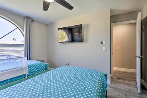 Private Dock and Saltwater Pool Apollo Beach Houseにあるベッド