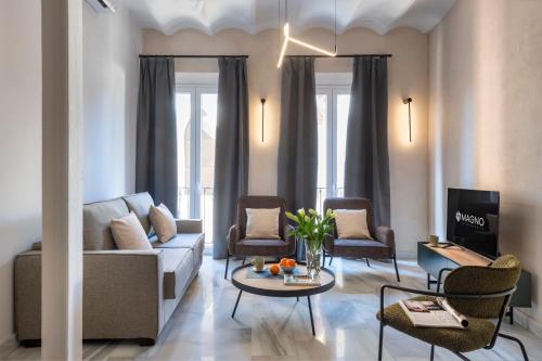 sala de estar con sofá y sillas en Magno Apartments San Gil - Shared Jacuzzi en Sevilla