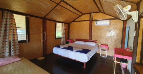 een slaapkamer met een bed in een kamer bij Libong Garden Beach in Ko Libong