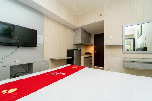 a room with a bed and a flat screen tv at RedLiving Apartemen Serpong Green View - Hapukh Room Tower B in Ciater-hilir