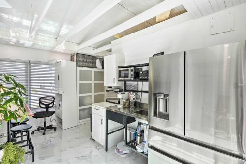 Η κουζίνα ή μικρή κουζίνα στο Florida Getaway with Patio about 3 Mi to Beaches!