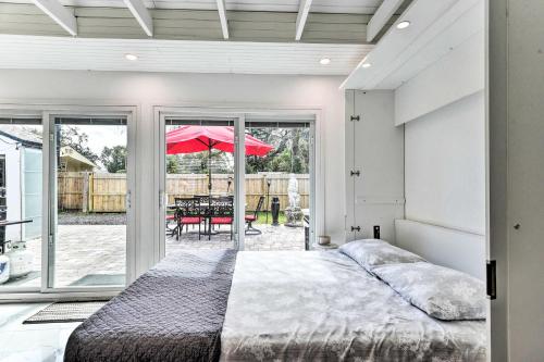 um quarto com uma cama e um guarda-chuva vermelho em Florida Getaway with Patio about 3 Mi to Beaches! em New Smyrna Beach