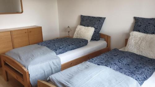 1 dormitorio con 2 camas individuales con sábanas azules y blancas en Ferienwohnung mit Terrasse, kostenloses WLAN, Parkplatz, en Bad Oeynhausen