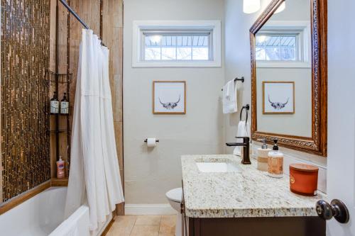 y baño con ducha, aseo y lavamanos. en Chic Lawton Home, 5 Mi to Historic Fort Sill!, en Lawton