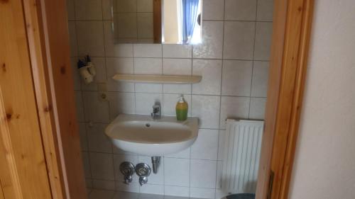 Ένα μπάνιο στο Ferienwohnung " Uns Fischerhuus "