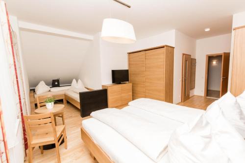 1 dormitorio con 1 cama y sala de estar en Altenbergerhof en Neuberg an der Mürz