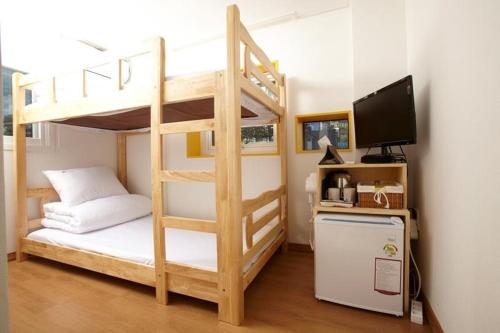 ソウルにある24 ゲストハウス ソウル ステーションのテレビ、二段ベッドが備わるドミトリールームのベッド1台分です。