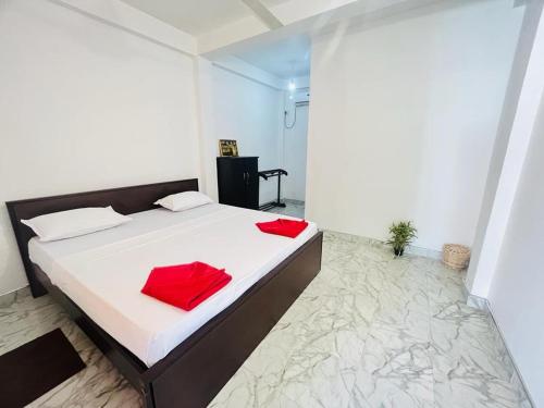 Un dormitorio con una cama con almohadas rojas. en Yala Visit Villa, en Tissamaharama