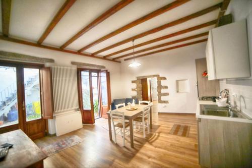 努奧羅的住宿－La Corte di Grazia_IUN P2039/40，一间带桌子的厨房和一间餐厅