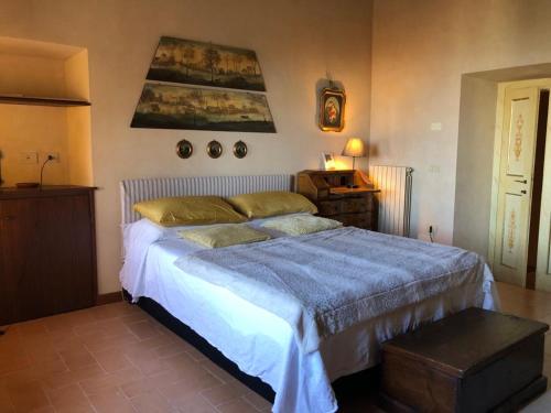 1 dormitorio con 1 cama con edredón azul en Borgo dei Conti Campello, en Campello sul Clitunno
