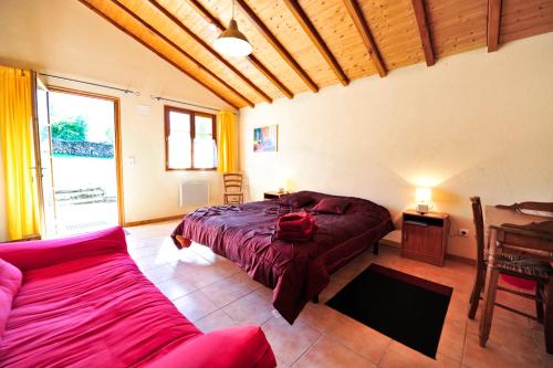 sypialnia z łóżkiem, kanapą i stołem w obiekcie Domaine Lagardelle Rocamadour w mieście Rocamadour