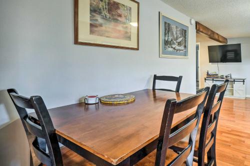 Телевизор и/или развлекательный центр в Pigeon Forge Cabin with Private Hot Tub and Gas Grill
