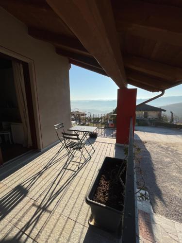patio con mesa y sillas en el balcón en Agriturismo Il Torriglione, en La Morra