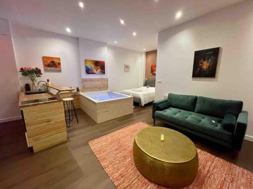 Posedenie v ubytovaní Colline, La suite cinéma spa privée