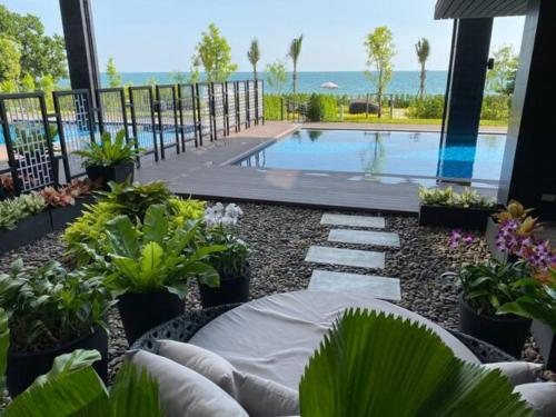 un jardin avec une piscine et quelques plantes dans l'établissement Escape BestFamily Condo 1st Beach line, à Ban Ang