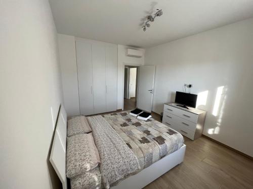 1 dormitorio con 1 cama y TV en Paul House, en Milán